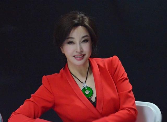 传奇明星刘晓庆与男友的私密对话近期被网络曝光，内容引人注目，实则颇有深意(图1)